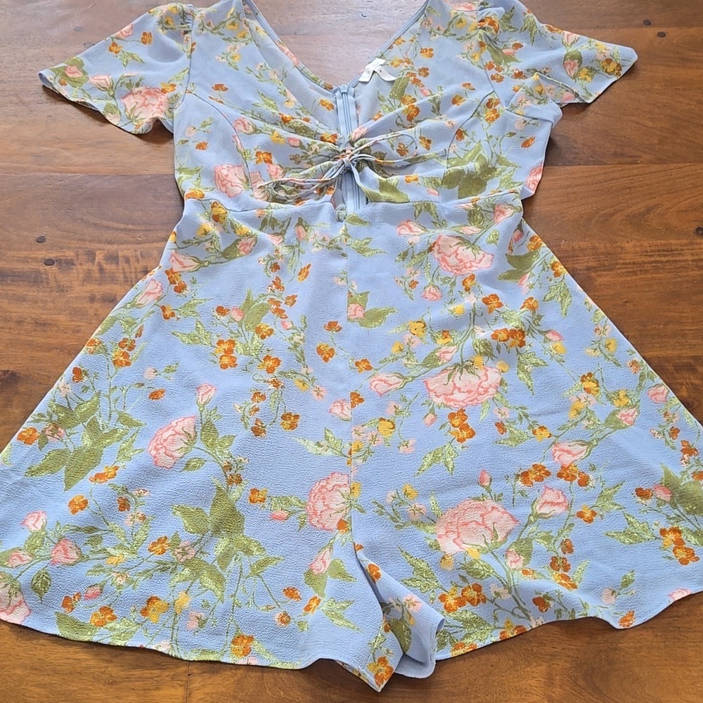 NWOT Leith Blue Floral Romper With Cut Out Detail Size Medium